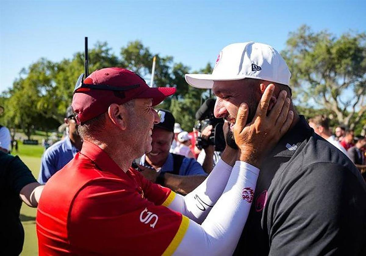Sergio García, ganador en 2024, abraza a Jon Rahm tras proclamarse campeón en Valderrama.