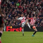 Aitor Paredes en una disputa con Álvaro García en el Athletic-Rayo de la pasada temporada