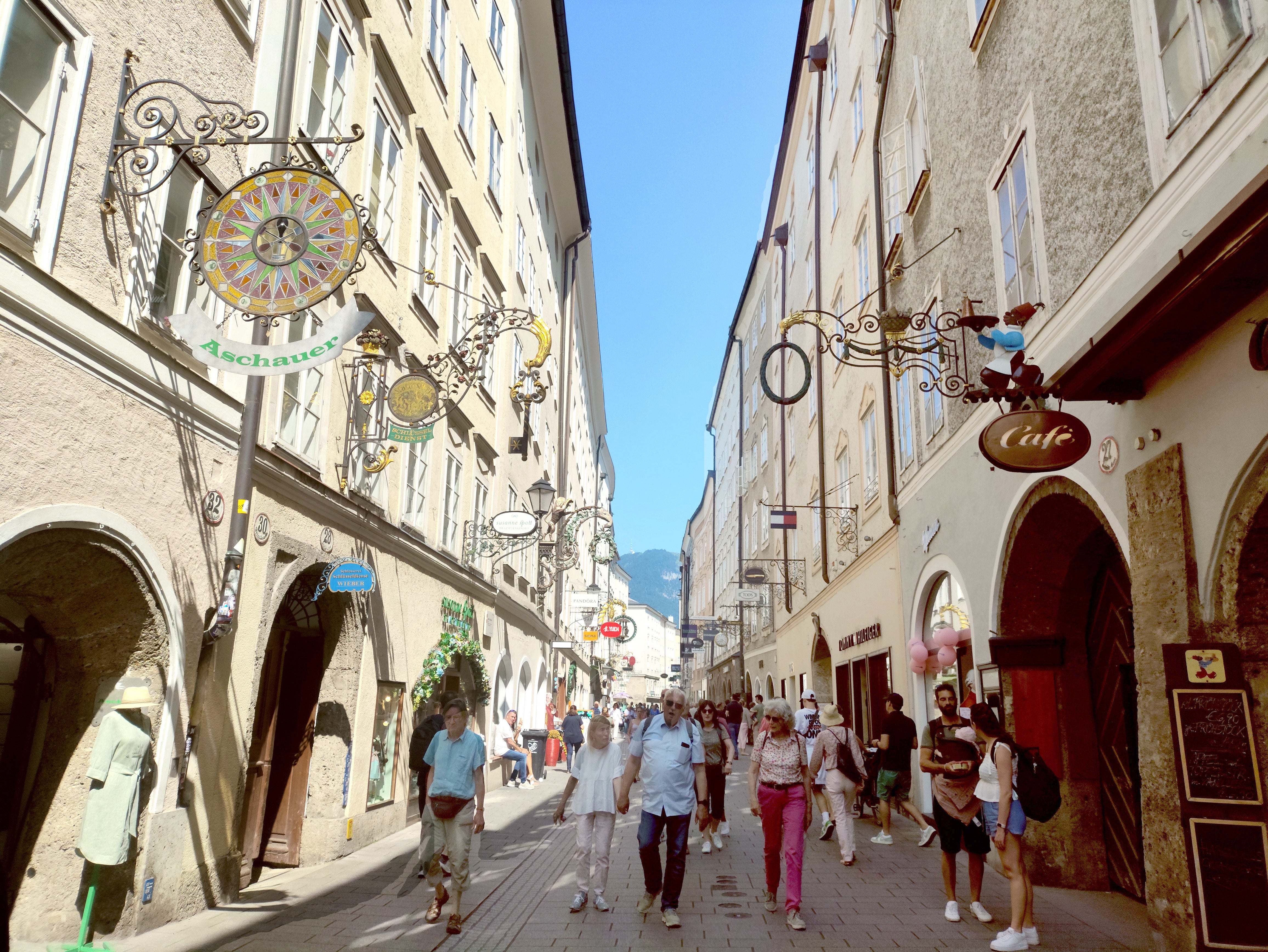 Getreidegasse es la calle comercial.