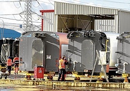 Operarios trabajan en la planta de Talgo en la localidad alavesa de Rivabellosa.