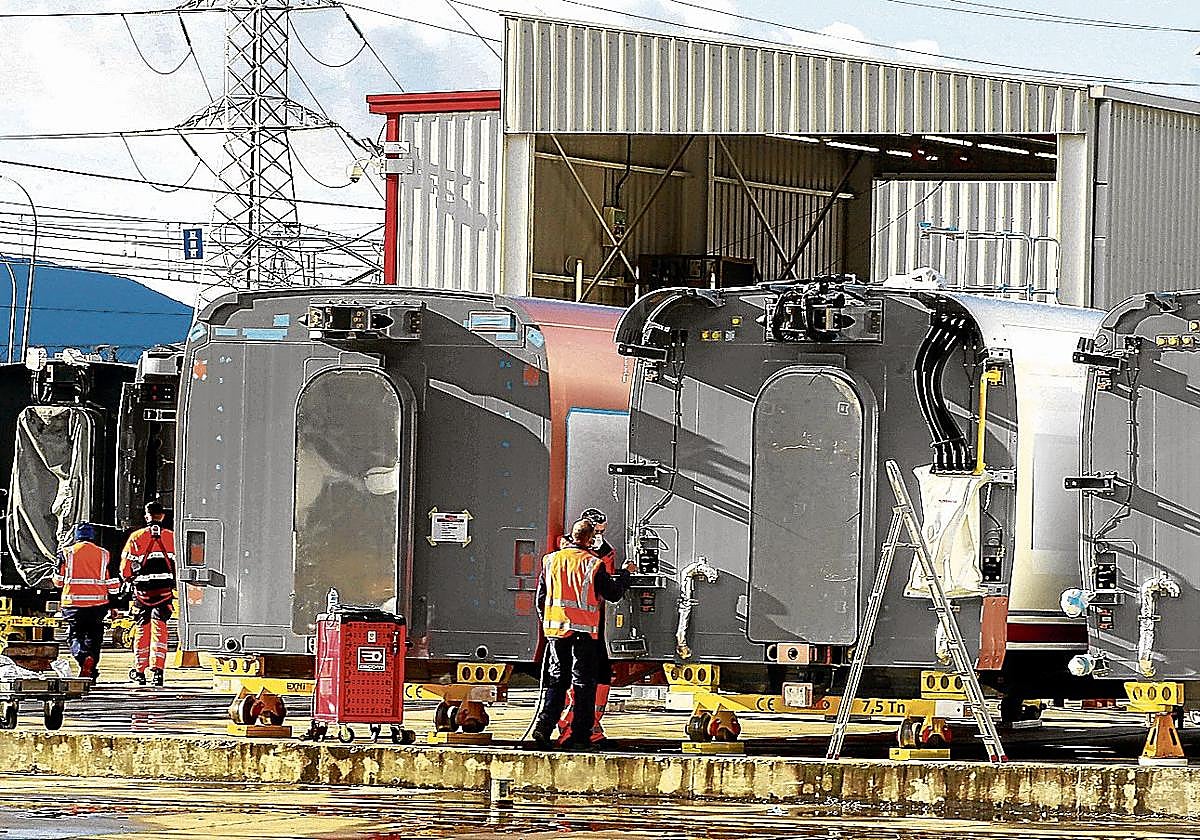 Operarios trabajan en la planta de Talgo en la localidad alavesa de Rivabellosa.