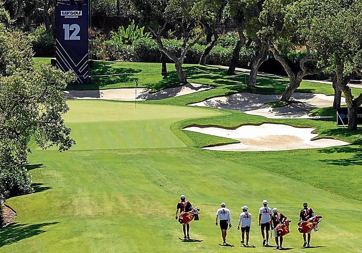 El equipo de Fireballs, defensor del título y en el que juegan los españoles Sergio García, David Puig y Josele Ballester, desciende por la calle cuesta abajo del par 3 del hoyo 12.