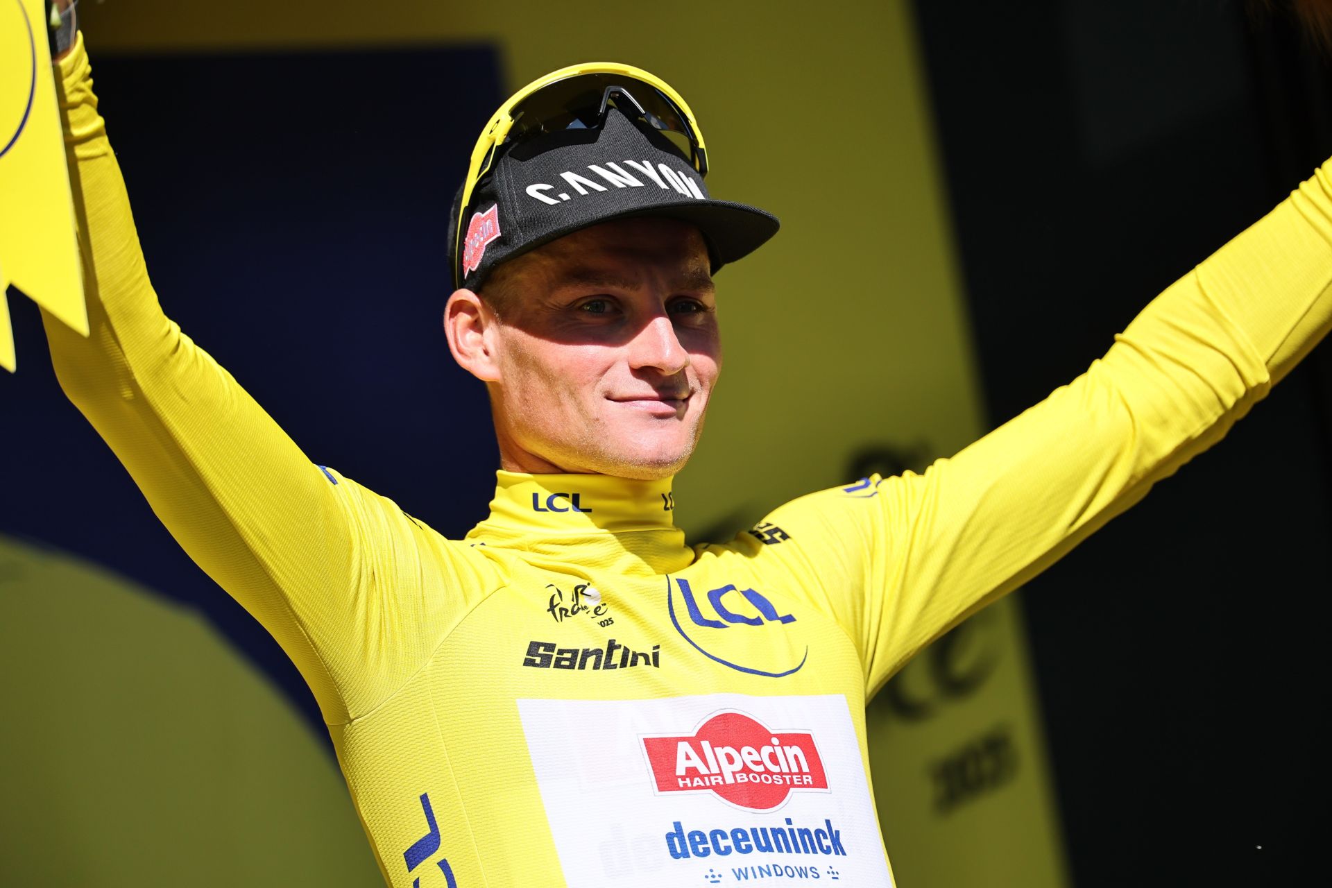 Van der Poel, con el mallot amarillo del Tour.