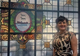 La alcaldesa de Bermeo, Nadia Nemeh (EH Bildu), frente al escudo de la villa marinera de la vidriera del salón de plenos del Ayuntamiento.