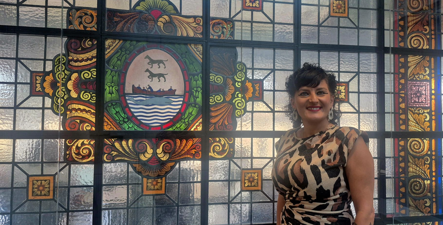 La alcaldesa de Bermeo, Nadia Nemeh (EH Bildu), frente al escudo de la villa marinera de la vidriera del salón de plenos del Ayuntamiento.