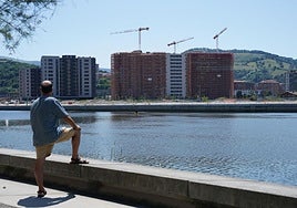 La promoción recién estrenada, a la izquierda, junto a la obra de los pisos tasados; abajo, al lado de la ría, lo que será el futuro paseo que irá de la punta norte a la punta sur.
