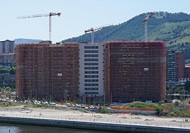 La pugna entre dos fondos frena la obra de 312 pisos para alquiler en Zorrozaurre