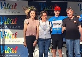 El joven ciclista posa con su maillot de ganador del citado trofeo.