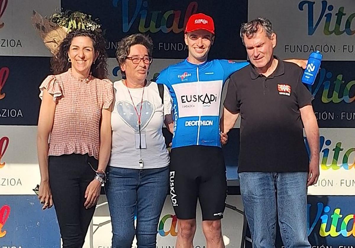 El joven ciclista posa con su maillot de ganador del citado trofeo.