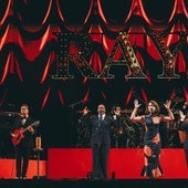 Raye se ha hecho acompañar de 11 músicos.