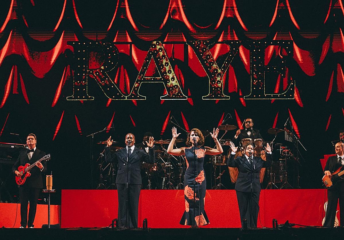 Raye se ha hecho acompañar de 11 músicos.