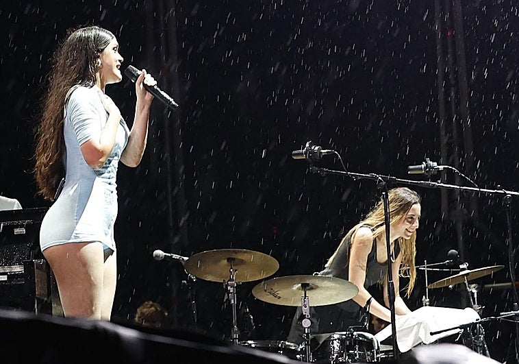 Amaia en el momento en el que se dirige al público para comunicar que su actuación debe suspenderse.
