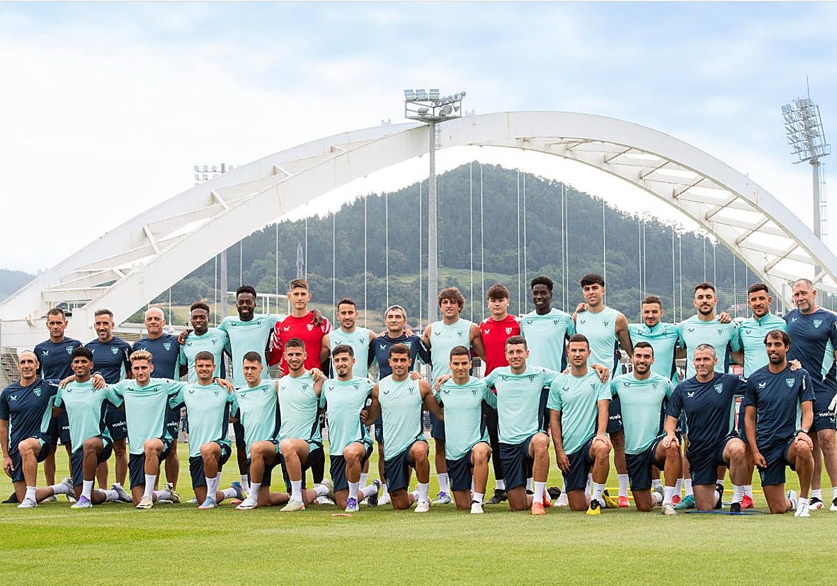 Primer entrenamiento de la plantilla rojiblanca en Lezama.