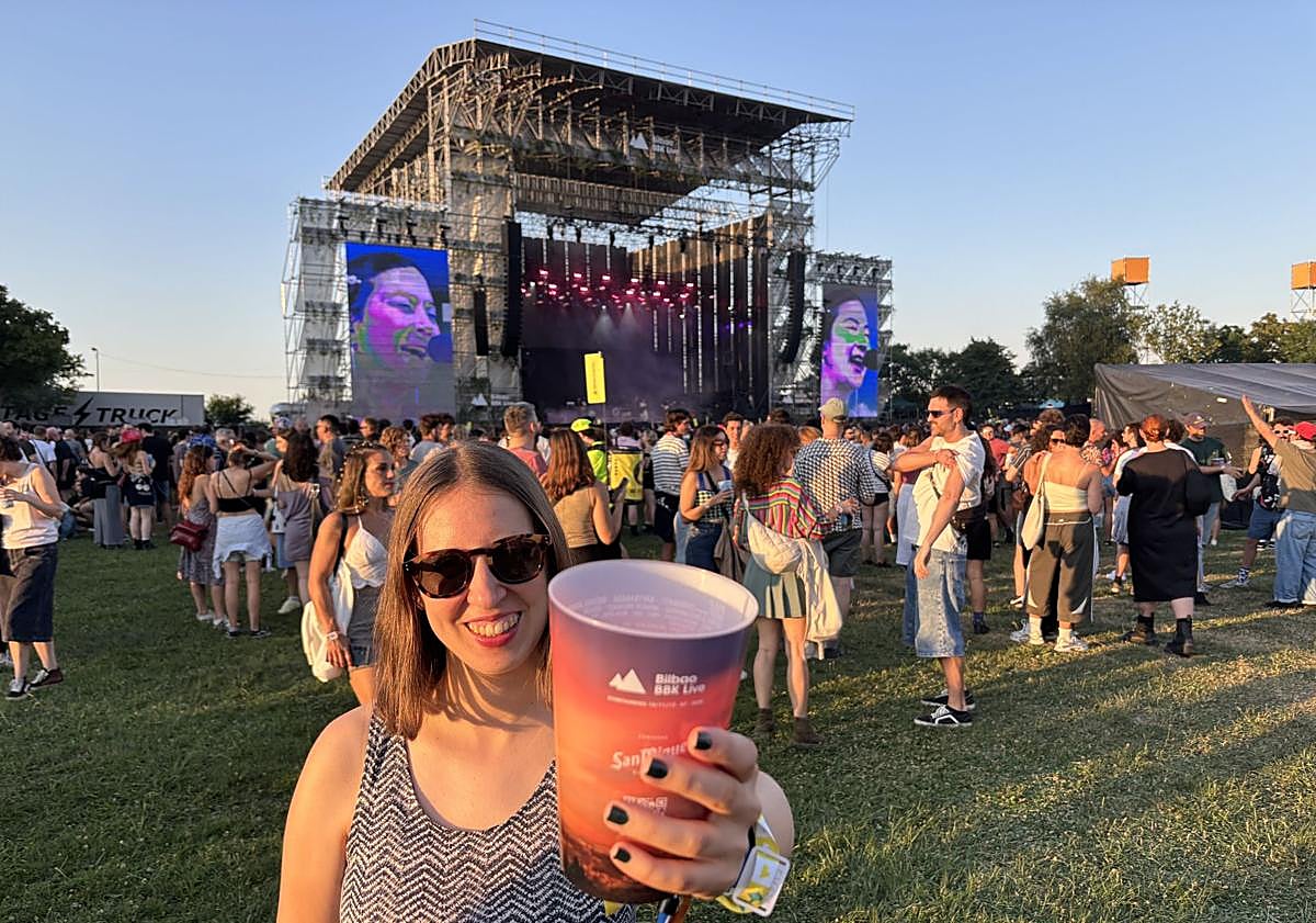 Imagen principal - 1. El atardecer, el mejor momento para hacerse fotos. 2. Focaccia para cenar. 3. Máquina expendedora de cerveza, una novedad en el Bilbao BBK Live.