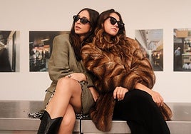 Clara y Haizea, las veinteañeras vizcaínas que reinventan la ropa de segunda mano.