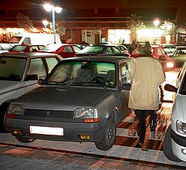 Un Renault 5 estacionado en el Puerto Deportivo de Getxo.