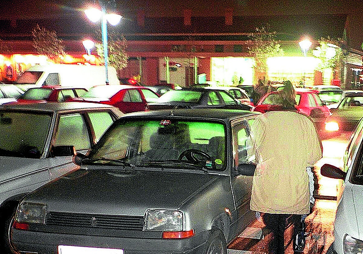 Un Renault 5 estacionado en el Puerto Deportivo de Getxo.