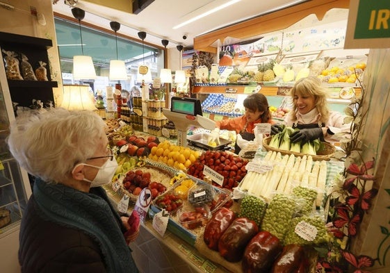 Dependientas sin mascarilla en una frutería de Bilbao, el primer día sin mascarillas en interiores.