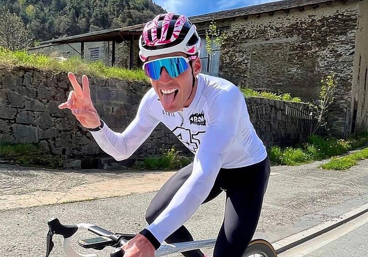 Aleix Espargaró sonríe durante una de sus salidas ciclistas