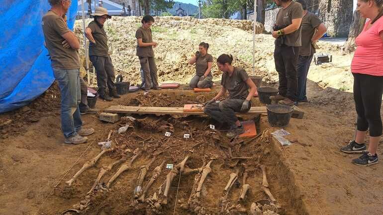 Los miembros de la Sociedad Aranzadi realizan trabajos de excavación en el cementerio de Amorebieta-Etxano.