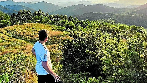 Entre cuevas, dólmenes y ranas bermejas