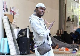 Oumar S. de 27 años, muestra los soportales donde están asentados en la plaza Cofradías Donostiarras.