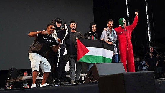 Kneecap hace cantar a Gaza y bailar a Bilbao