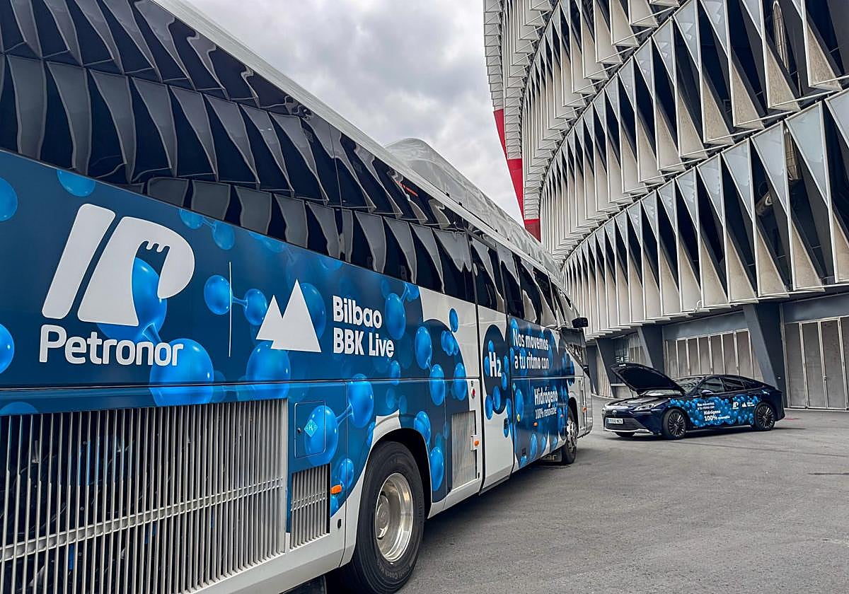 El autobús y el coche de hidrógeno que ha presentado Petronor este viernes en la explanada de San Mamés.