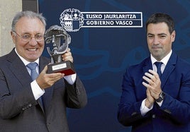 El lehendakari, Imanol Pradales, entrega el premio Joxe Mari Korta a José Antonio Jainaga.