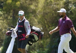 El de Barrika recibe un hierro a manos de su caddie, Adam Hayes, durante su estreno en Valderrama.