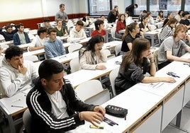 Alumnos se enfrentan a un examen de Selectividad, el pasado 3 de junio en la Escuela de Ingeniería de Bilbao.
