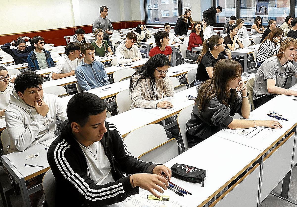 Alumnos se enfrentan a un examen de Selectividad, el pasado 3 de junio en la Escuela de Ingeniería de Bilbao.