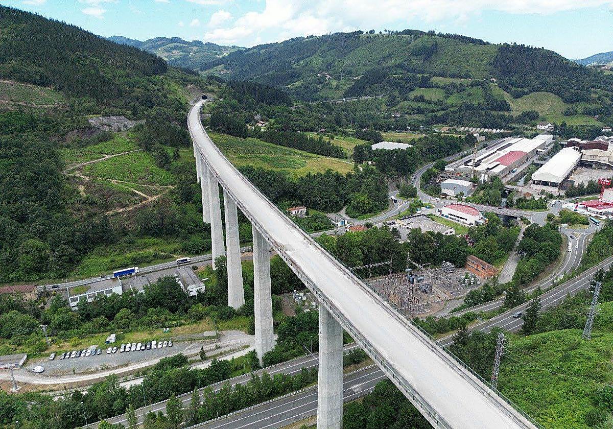 Adif avanza en la construcción de la base desde la que se montarán las vías del TAV entre Vitoria y Bilbao