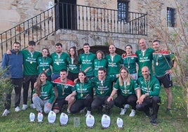 Integrantes de la selección vasca con las medallas y trofeos conseguidos en una competición.