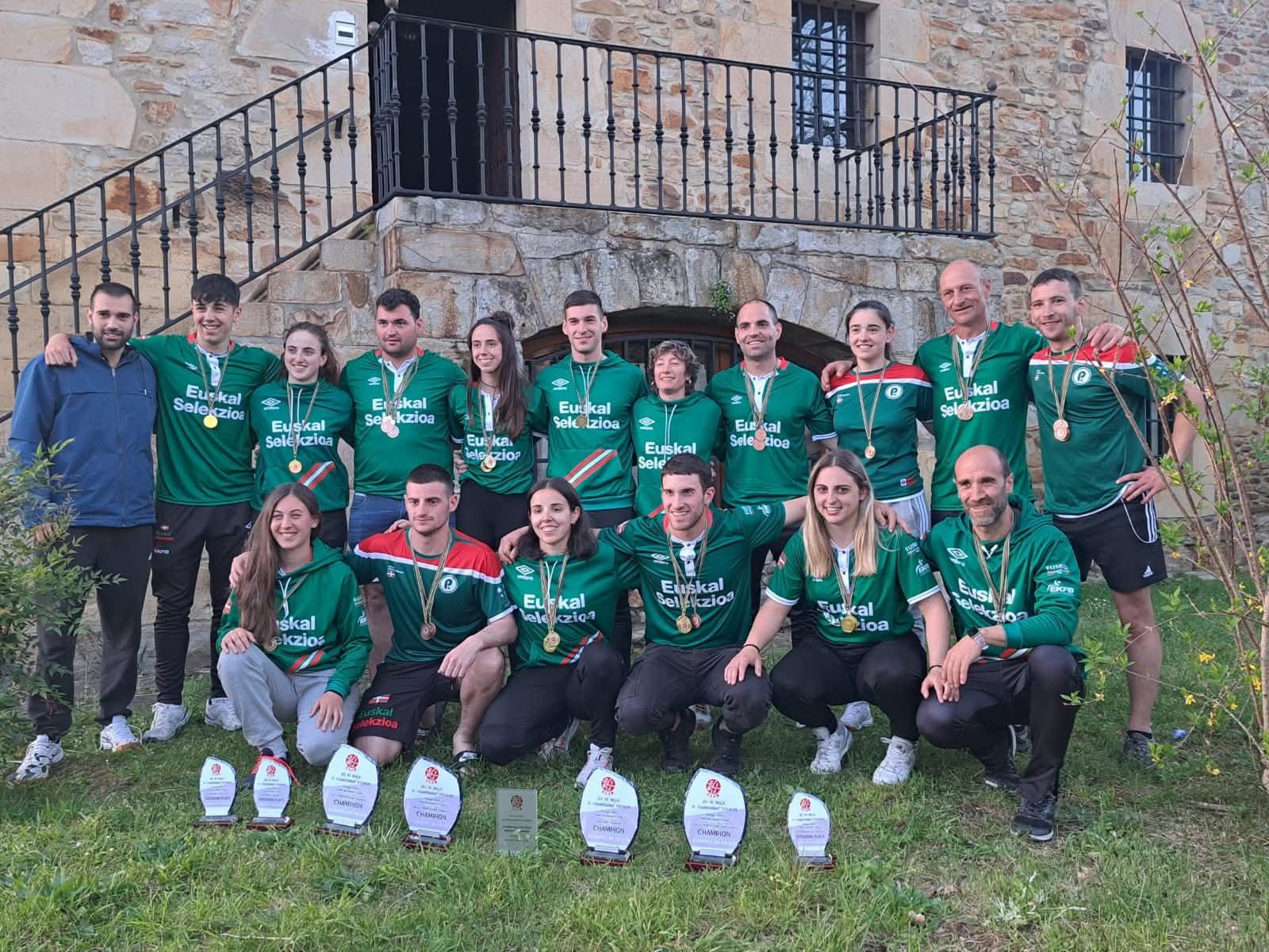 Integrantes de la selección vasca con las medallas y trofeos conseguidos en una competición.