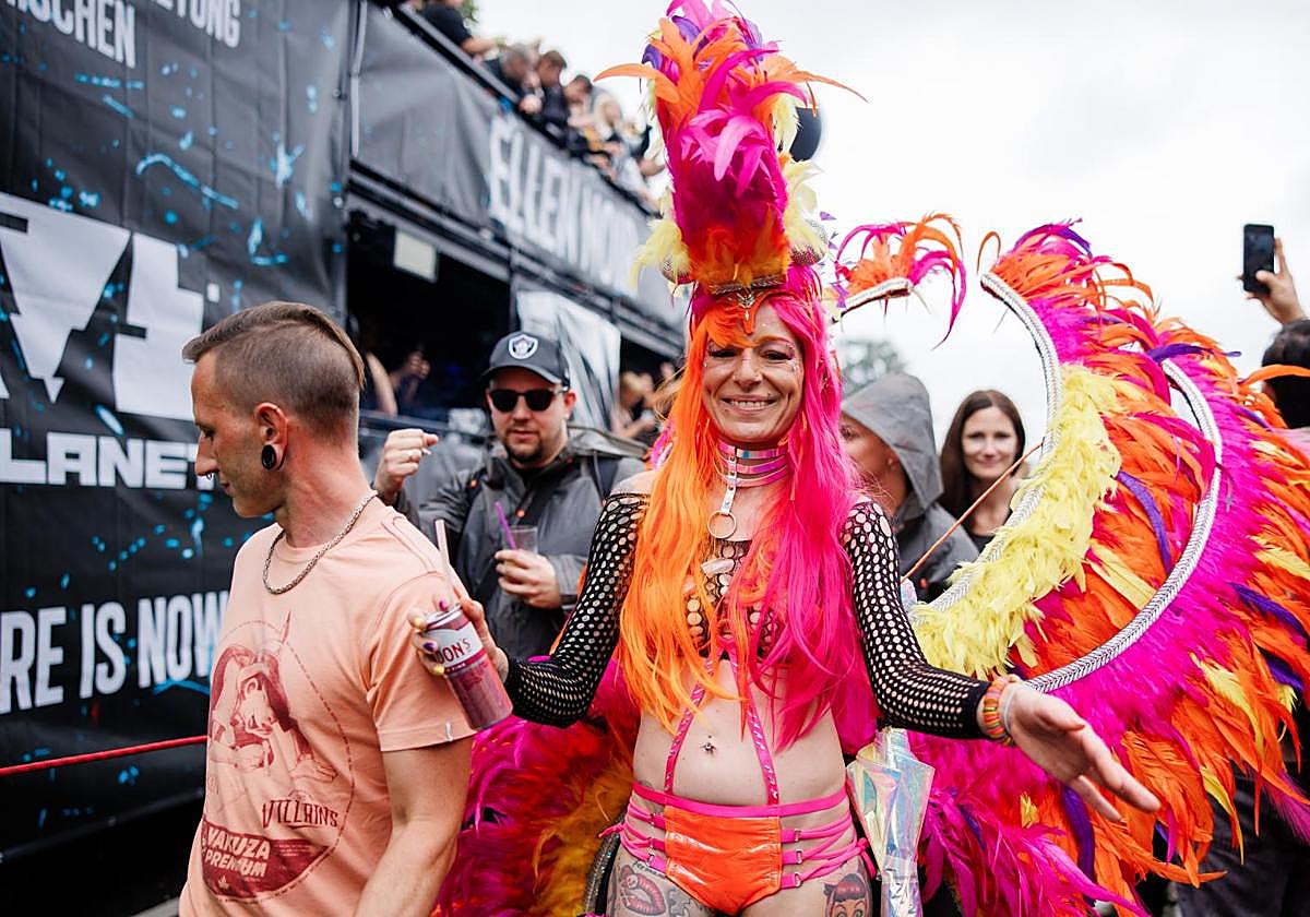 Una de los asistentes al evento posa con su atuendo.