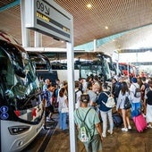 Aglomeración de pasajeros en la estación de autobuses.