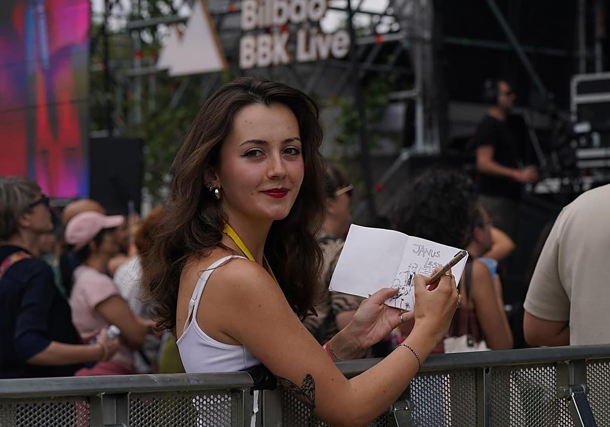 Sofía, dibujando el concierto de Janus Lester.