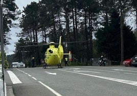 Imagen de archivo de un helicóptero en plena carretera acudiendo a otro accidente.