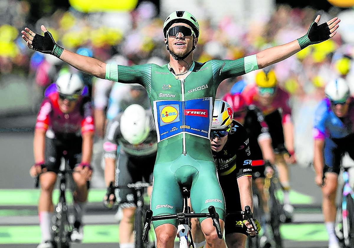 Milan celebra su victoria, la primera de un corredor italiano después de seis ediciones de sequía de su país en el Tour