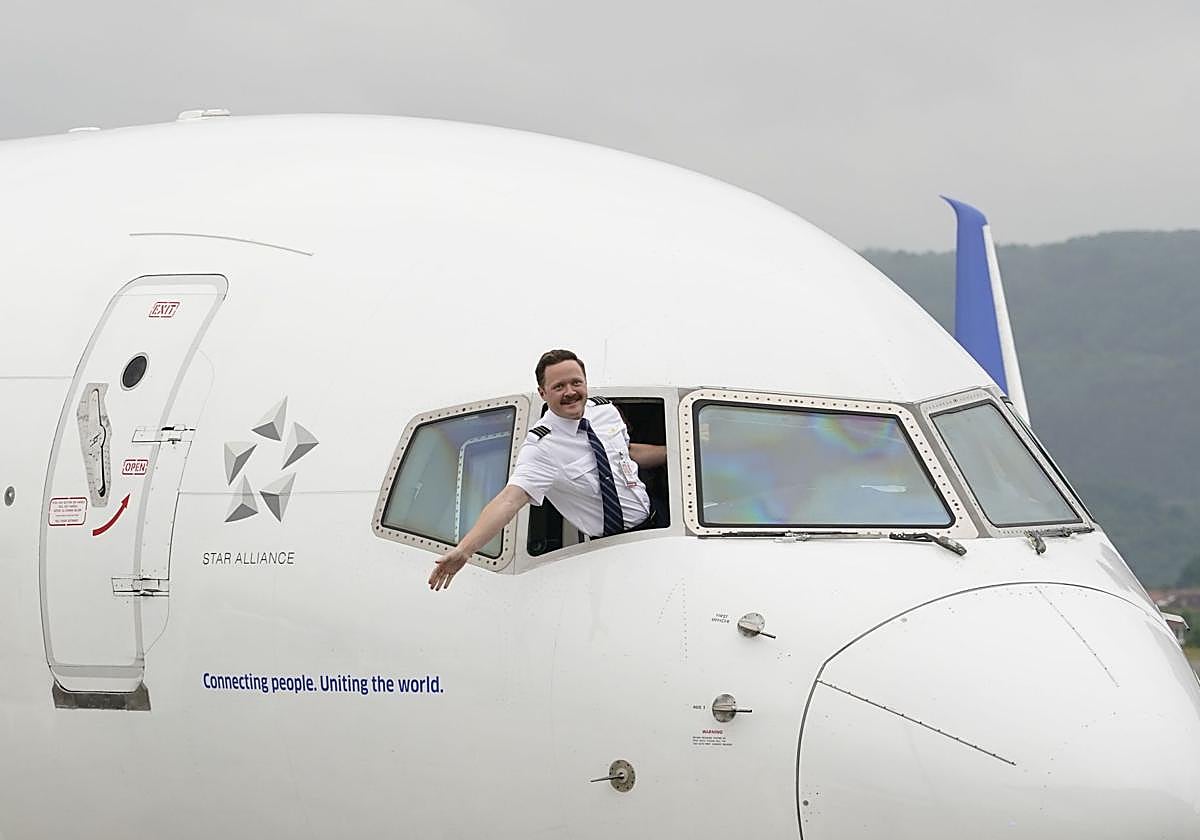 Uno de los tres pilotos que cubrieron el viaje inaugural con Nueva York saluda a su llegada a Loiu.