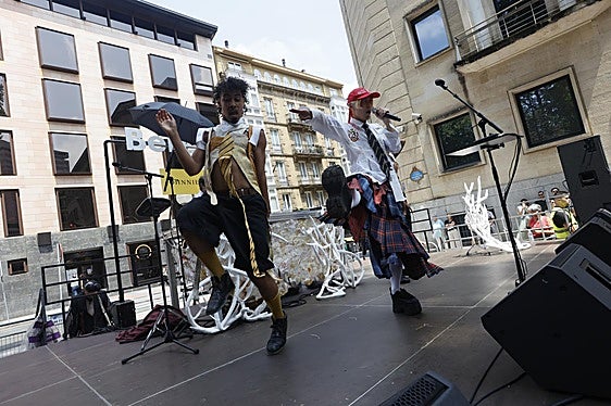 El activista Putochinomaricón junto a uno de sus bailarines durante su actuación de Bereziak