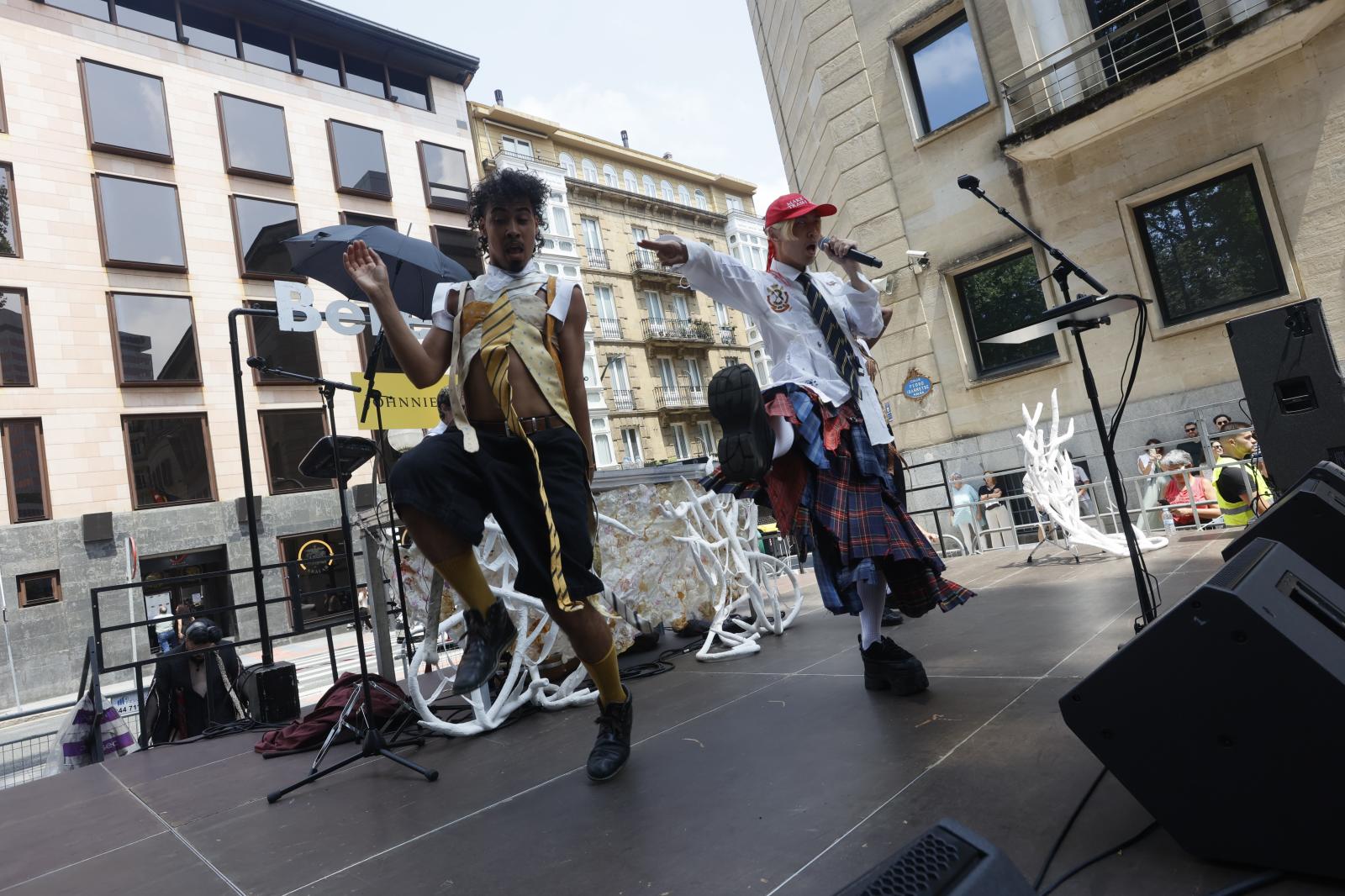 El activista Putochinomaricón junto a uno de sus bailarines durante su actuación de Bereziak