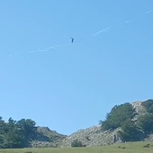 Una decena de funambulistas desafían a la gravedad en el Gorbea con un cable de 1,3 kilómetros