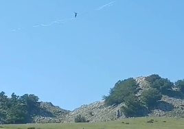 Uno de los funambulistas atraviesa la campa de Arraba casi tocando el cielo.
