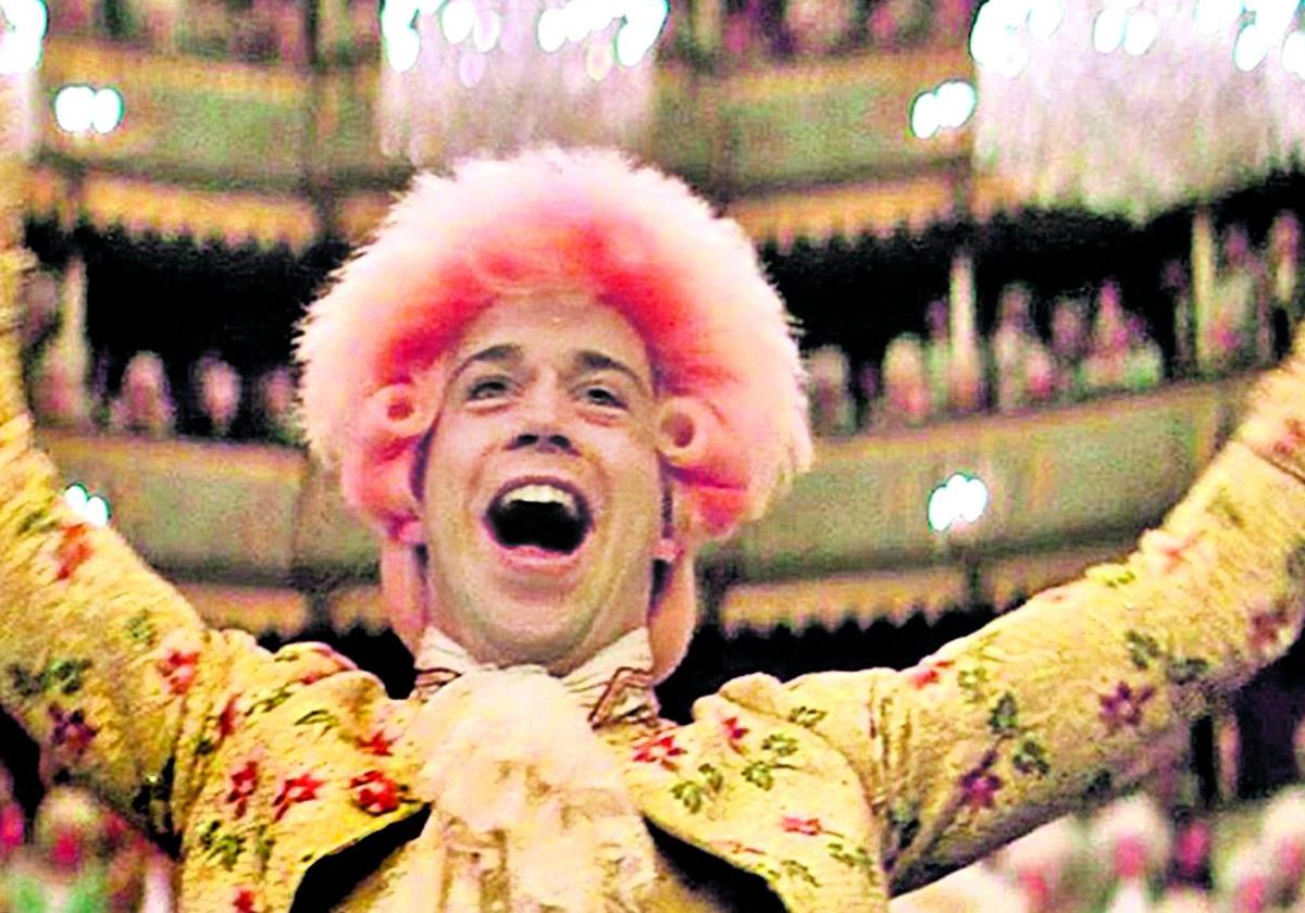 El actor Tom Hulce, exultante en una escena de 'Amadeus' (1984), la película de Milos Forman que ganó ocho premios Oscar.