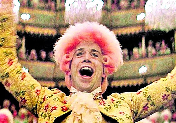 El actor Tom Hulce, exultante en una escena de 'Amadeus' (1984), la película de Milos Forman que ganó ocho premios Oscar.