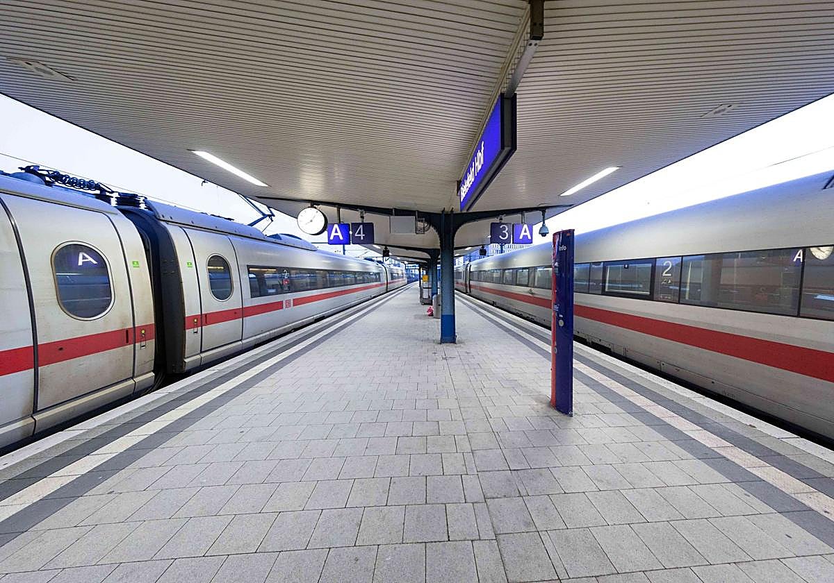 Los trenes de larga distancia de Deutsche Bahn en la estación central de Bielefeld.