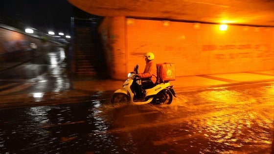Una moto pasa por inundado túnel de San Antonio.