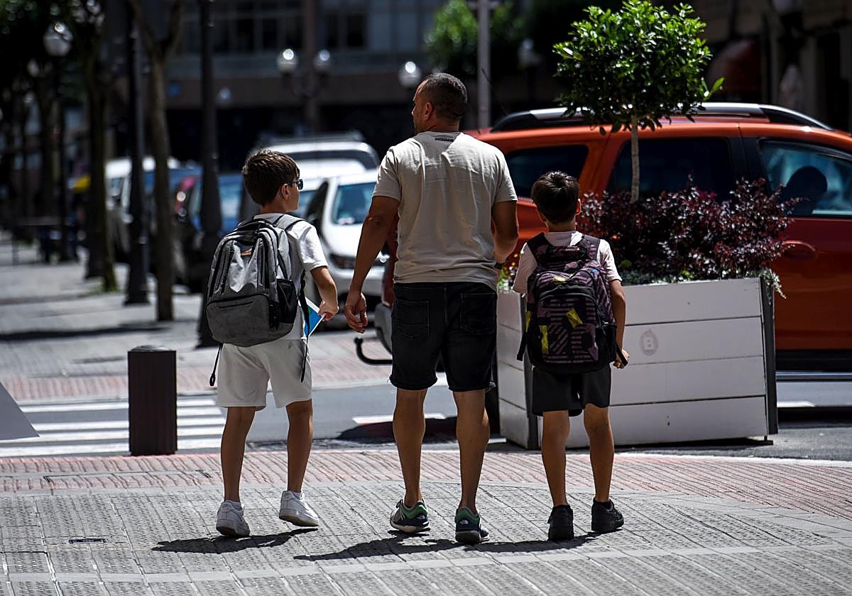 Escolares el último día de clase antes de las vacaciones de verano.